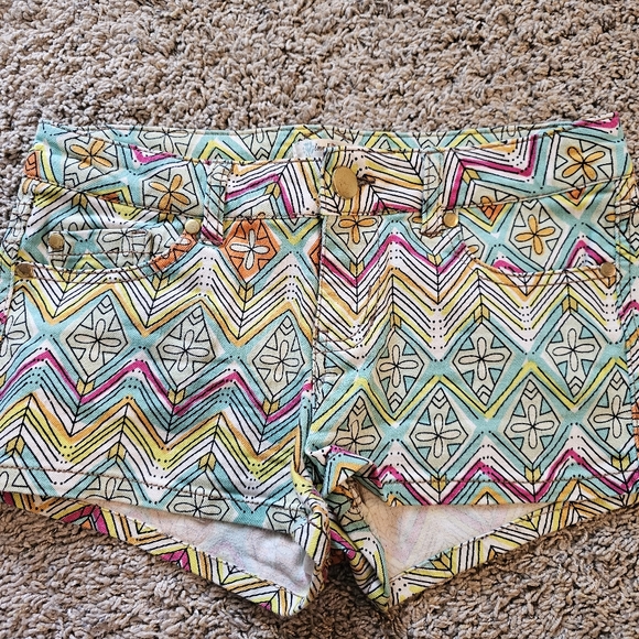 Love Fire Shorts Junior 1 Multicolor Graphic Print 5 Pocket Casual Beach Hippie - Picture 1 of 3